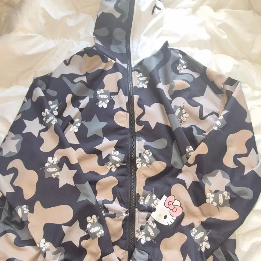[BUNJANG] Hello Kitty Camouflage Hooded Zip-Up Jumper / 헬로키티 카모플라쥬 후드 집업 점퍼