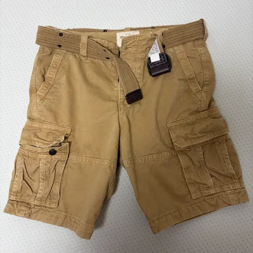 [BUNJANG] Abercrombie &amp; Fitch Beige Cargo Shorts with Leather Slippers / 아베크롬비 카고 반바지 베이지+레더슬립퍼