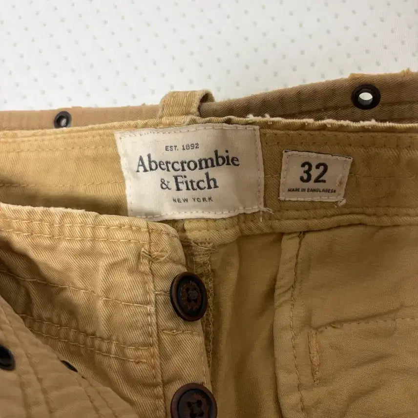 [BUNJANG] Abercrombie &amp; Fitch Beige Cargo Shorts with Leather Slippers / 아베크롬비 카고 반바지 베이지+레더슬립퍼
