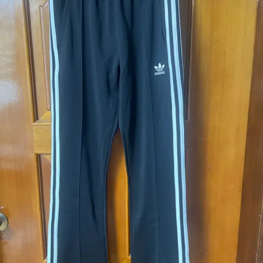 [BUNJANG] Adidas Three-Stripes Black Bootcut Training Pants / 아디다스 삼선 트레이닝 바지 블랙 부츠컷