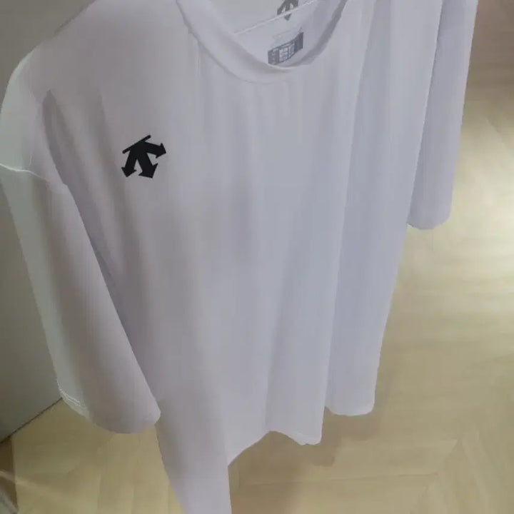 [BUNJANG] Descente White Short Sleeve T-Shirt Size 110 / DESCENTE  데상트 흰색 반팔 티셔츠  110