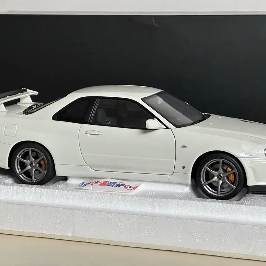 [BUNJANG] AutoArt 1:18 Scale Nissan GT-R R34 Composite White Diecast Model / 1:18 오토아트 닛산 GT-R 34 컴포짓 화이트 다이캐스트 판매
