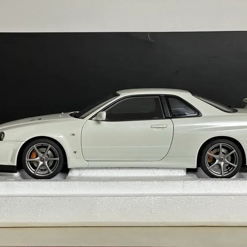 [BUNJANG] AutoArt 1:18 Scale Nissan GT-R R34 Composite White Diecast Model / 1:18 오토아트 닛산 GT-R 34 컴포짓 화이트 다이캐스트 판매