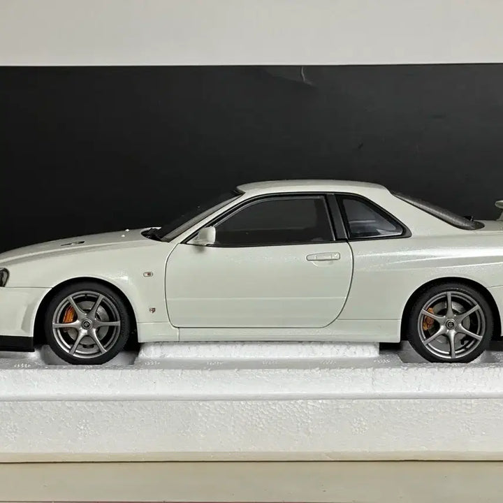[BUNJANG] AutoArt 1:18 Scale Nissan GT-R R34 Composite White Diecast Model / 1:18 오토아트 닛산 GT-R 34 컴포짓 화이트 다이캐스트 판매