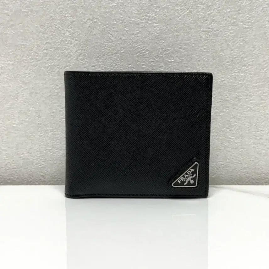 [SOLD OUT] (정품/A)프라다 사피아노 삼각로고 반지갑
