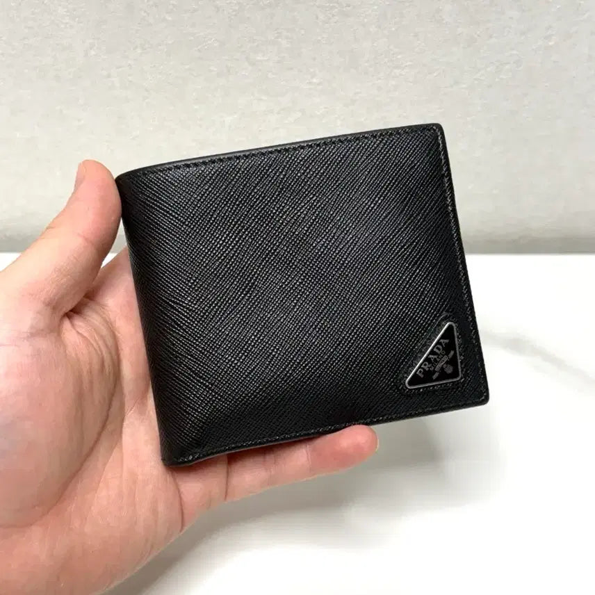 [SOLD OUT] (정품/A)프라다 사피아노 삼각로고 반지갑