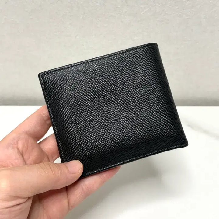 [SOLD OUT] (정품/A)프라다 사피아노 삼각로고 반지갑