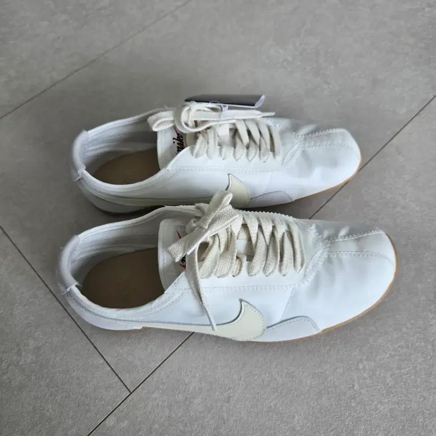 [BUNJANG] Emmi x MoonShoe Collaboration White Sneakers (235mm) / (새상품) emmi 문슈 235사이즈