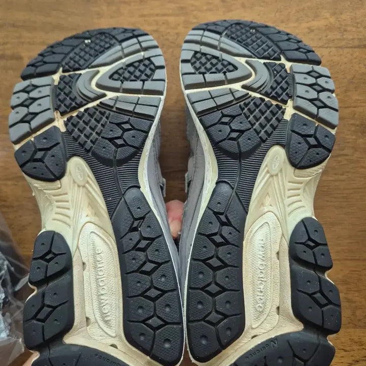 [BUNJANG] New Balance 2002 Grey Running Shoes 275 / 뉴발란스 2002 그레이 운동화 275 택포 4만원