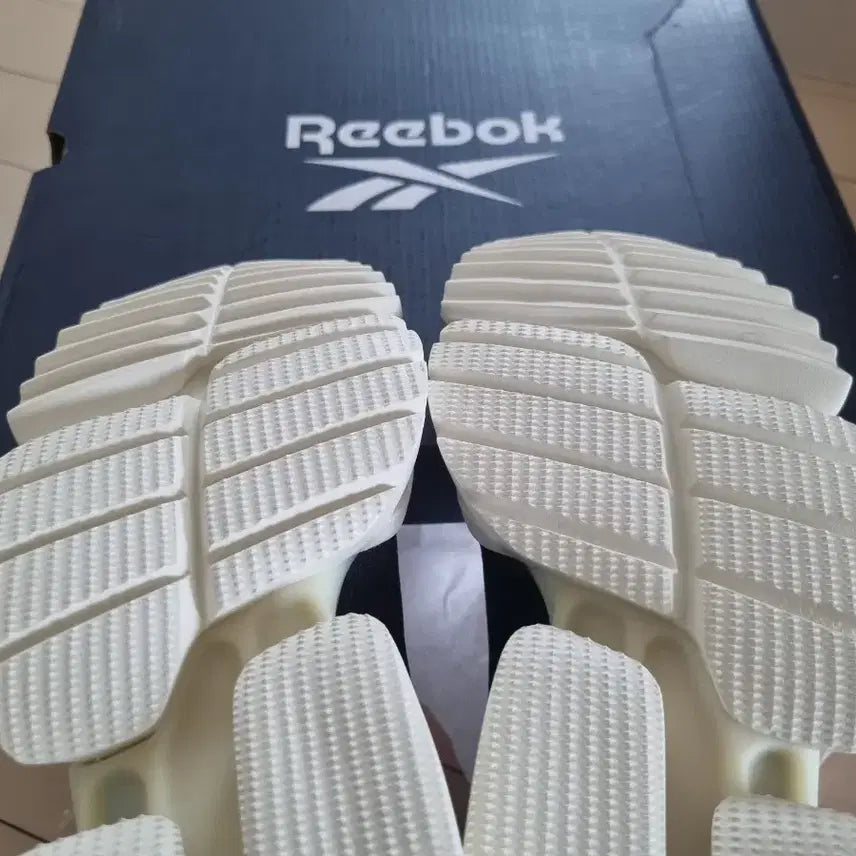 [BUNJANG] Reebok Socks Runner Black / 리복 삭스 러너 블랙 235