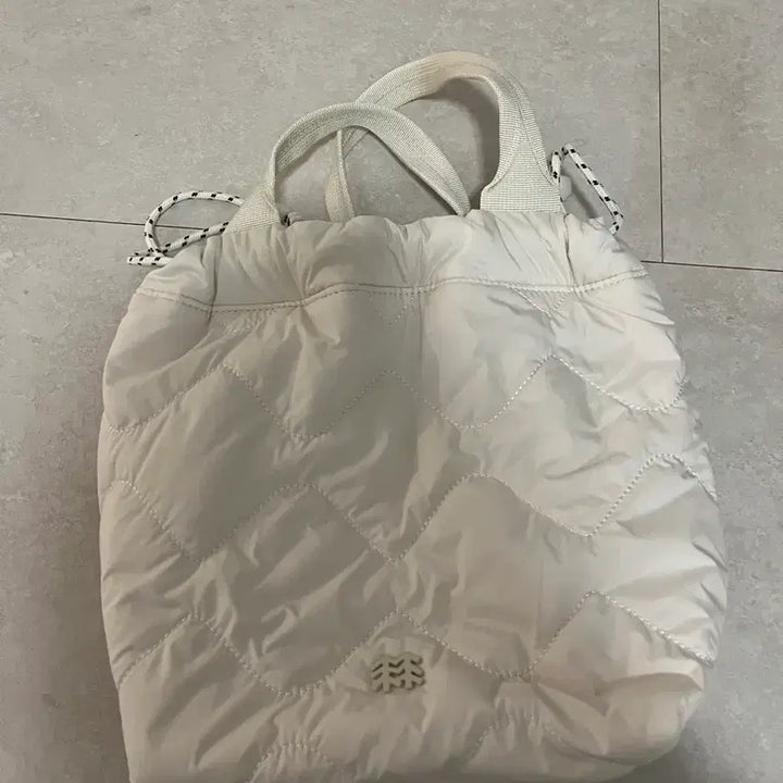 [BUNJANG] Kolon Sport Sos-Sos Padded Bag (Ivory) / 코오롱스포트 솟솟 패딩백