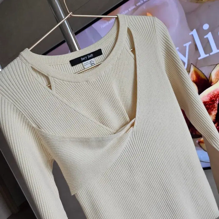 [BUNJANG] Judy Juicy Halterneck Knit Ivory S (85) / 쥬시쥬디 홀터넥 니트 아이보리 (S/85)