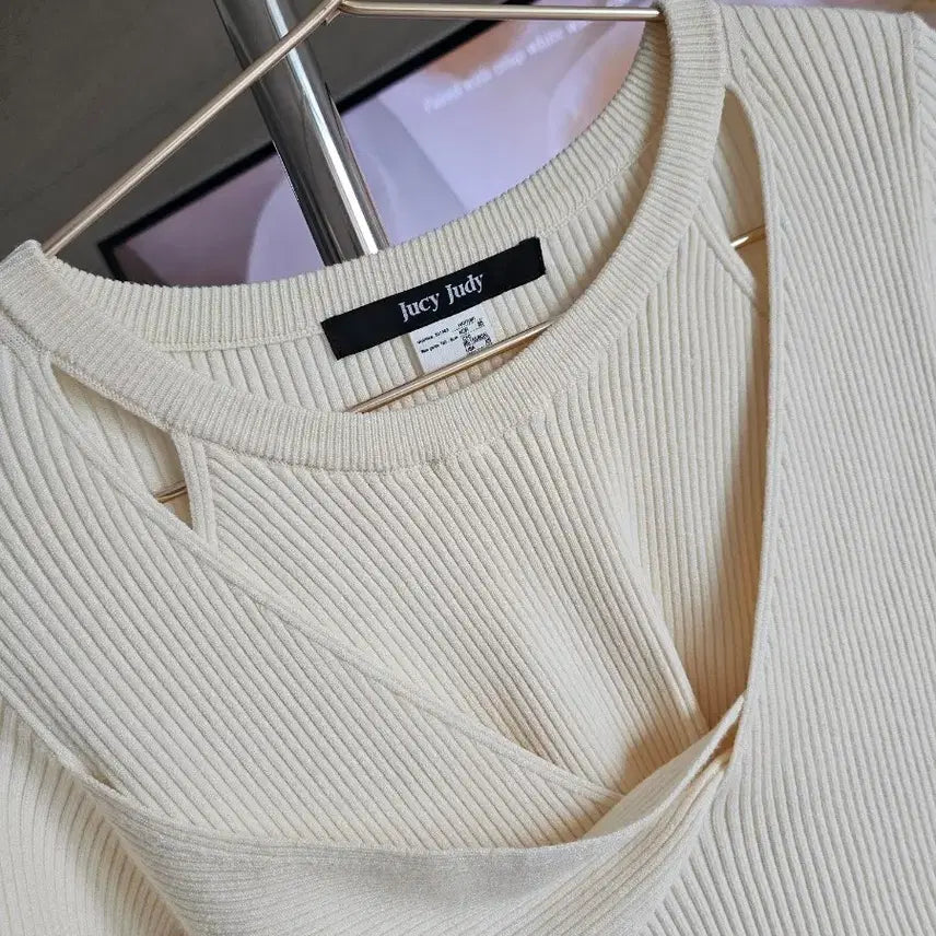 [BUNJANG] Judy Juicy Halterneck Knit Ivory S (85) / 쥬시쥬디 홀터넥 니트 아이보리 (S/85)