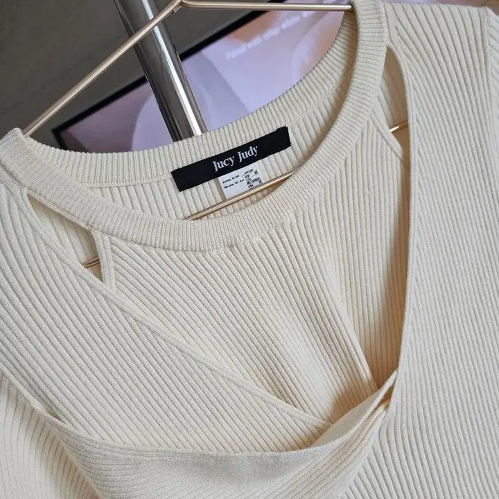 [BUNJANG] Judy Juicy Halterneck Knit Ivory S (85) / 쥬시쥬디 홀터넥 니트 아이보리 (S/85)