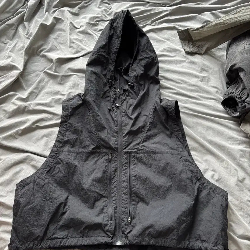[BUNJANG] Moif Cropped Hooded Vest Black Size 2 / 모이프 크롭 후디드 베스트 블랙 2사이즈