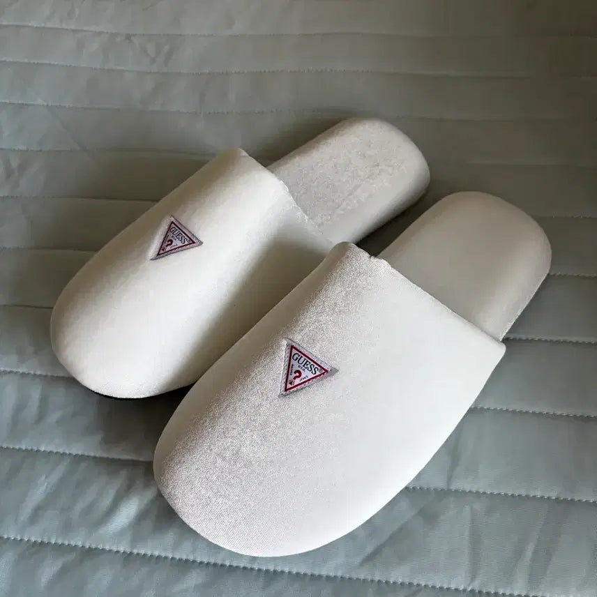 [BUNJANG] Guess Logo Room Slippers / 게스 로고 룸슬리퍼