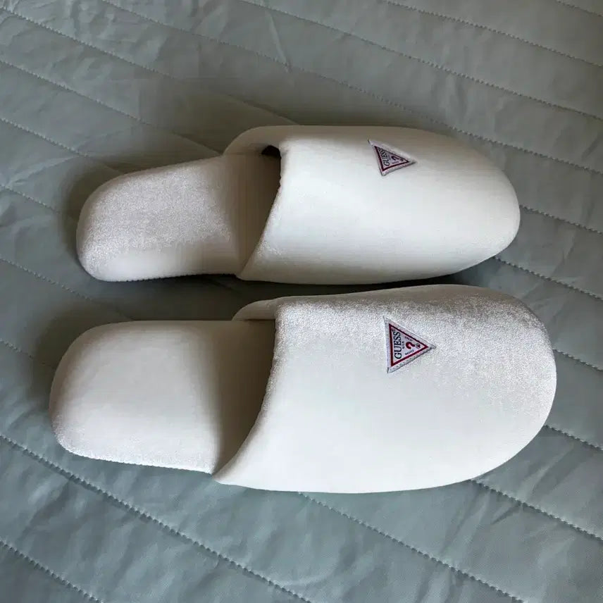 [BUNJANG] Guess Logo Room Slippers / 게스 로고 룸슬리퍼