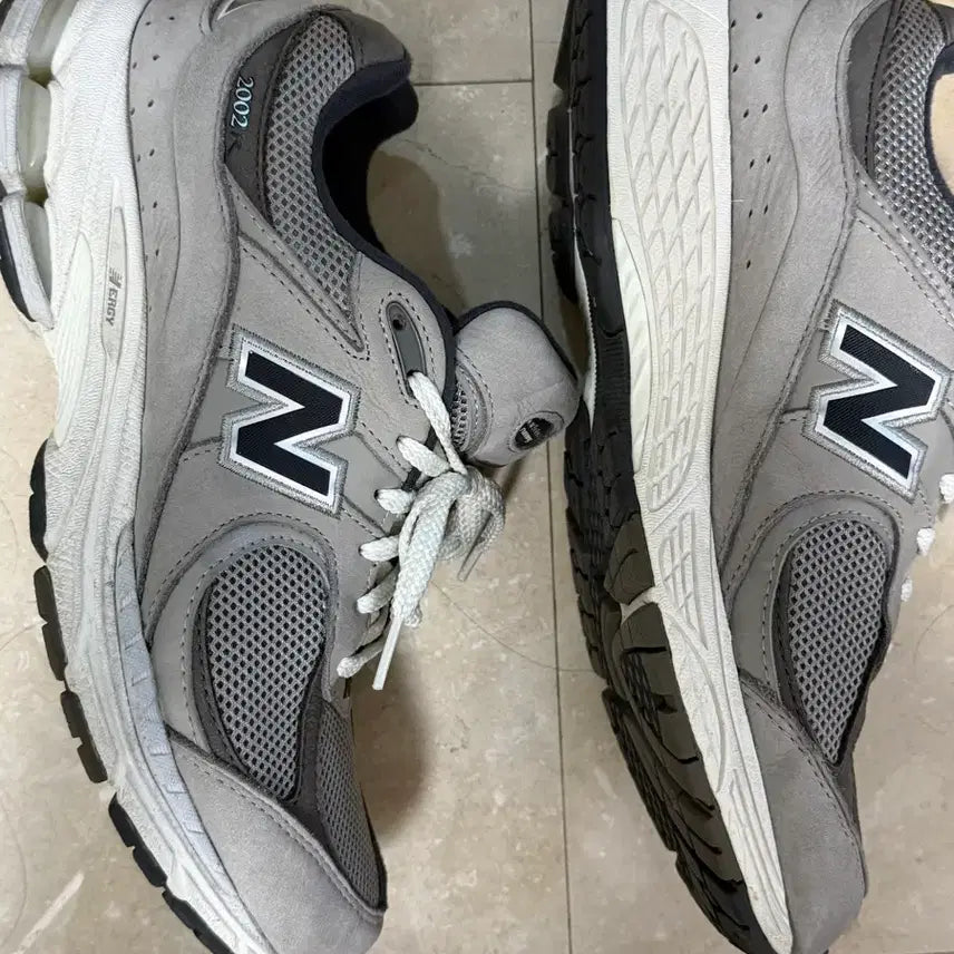 [BUNJANG] New Balance 2002 Sneakers (280mm) / 뉴발란스2002 280