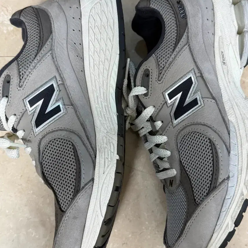 [BUNJANG] New Balance 2002 Sneakers (280mm) / 뉴발란스2002 280