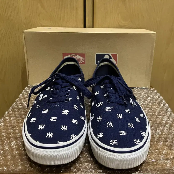 [BUNJANG] Vans x MLB New York Yankees Authentic Sneakers (290mm) / Vans 반스 x MLB 뉴욕 양키스 어센틱 290 스케이트