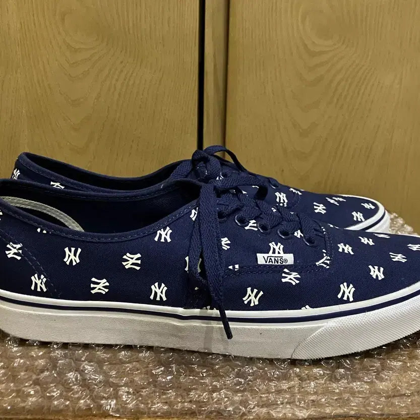 [BUNJANG] Vans x MLB New York Yankees Authentic Sneakers (290mm) / Vans 반스 x MLB 뉴욕 양키스 어센틱 290 스케이트