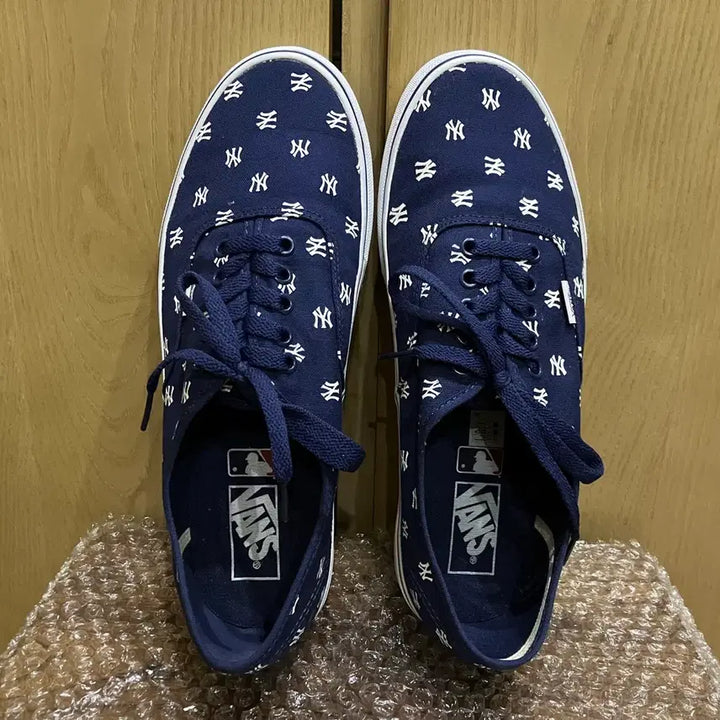 [BUNJANG] Vans x MLB New York Yankees Authentic Sneakers (290mm) / Vans 반스 x MLB 뉴욕 양키스 어센틱 290 스케이트