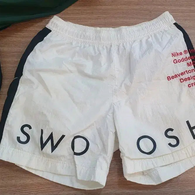 [BUNJANG] Nike Swoosh Woven Shorts - Size M / 나이키 스우시 우븐 반바지 M사이즈입니다. 옆라인에 검정색 포인트가 들어