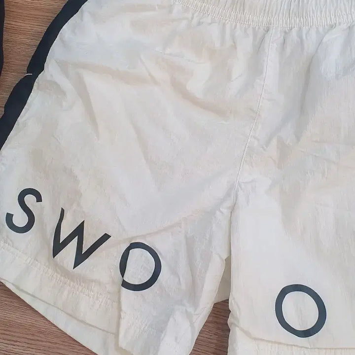 [BUNJANG] Nike Swoosh Woven Shorts - Size M / 나이키 스우시 우븐 반바지 M사이즈입니다. 옆라인에 검정색 포인트가 들어