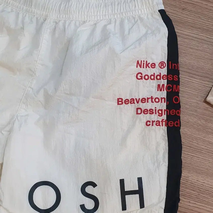 [BUNJANG] Nike Swoosh Woven Shorts - Size M / 나이키 스우시 우븐 반바지 M사이즈입니다. 옆라인에 검정색 포인트가 들어
