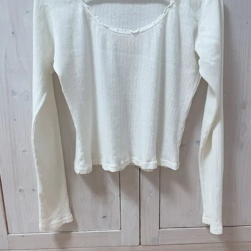 [BUNJANG] Brandy Melville Lace Eyelet Long Sleeve Top Ivory / 브랜디멜빌 레이스 아일렛 긴팔 티셔츠 아이보리