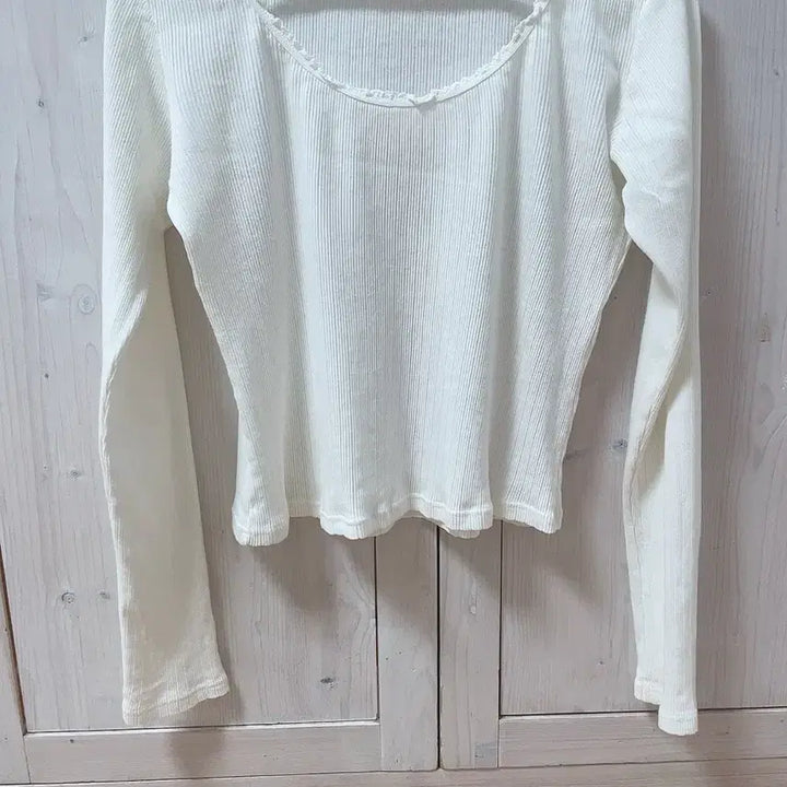 [BUNJANG] Brandy Melville Lace Eyelet Long Sleeve Top Ivory / 브랜디멜빌 레이스 아일렛 긴팔 티셔츠 아이보리