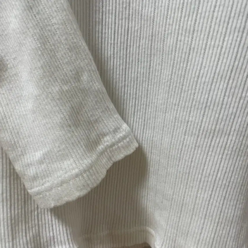 [BUNJANG] Brandy Melville Lace Eyelet Long Sleeve Top Ivory / 브랜디멜빌 레이스 아일렛 긴팔 티셔츠 아이보리