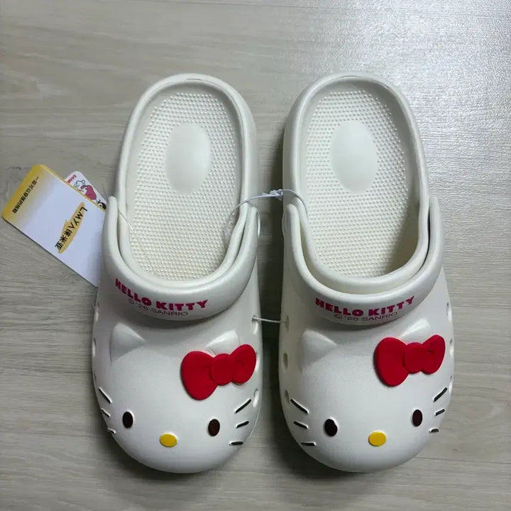 [BUNJANG] Sanrio Hello Kitty Crocs Clog Mules Sandals White 260 / 산리오 헬로키티 크록스 클로그 뮬 샌들 슬리퍼 화이트 260 새상품