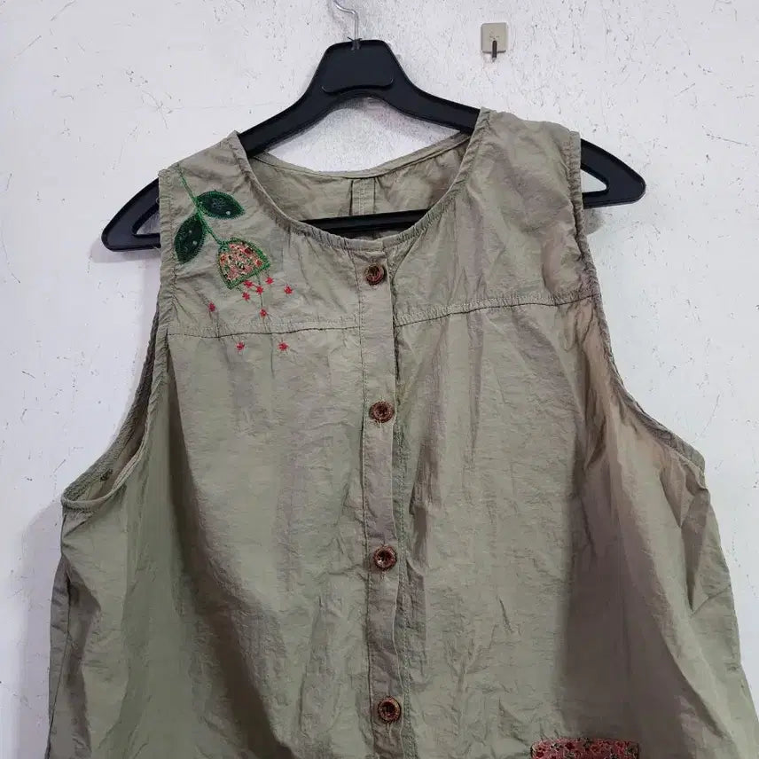 [BUNJANG] Vintage Style Sleeveless Blouse Khaki / 빈티지 스타일 민소매 블라우스 카키