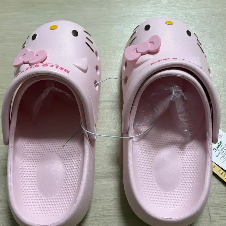 [BUNJANG] Sanrio Hello Kitty Crocs Clog Mules Sandals Pink Size 250 New / 산리오 헬로키티 크록스 클로그 뮬 샌들 슬리퍼 핑크 250 새상품
