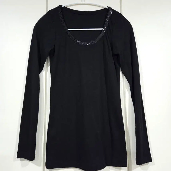 [BUNJANG] Black Sequin Long Sleeve T-Shirt &amp; Basic Black T-Shirts Set / 블랙 스팽글 장식 긴팔 티셔츠, 기본 블랙티셔츠 3개