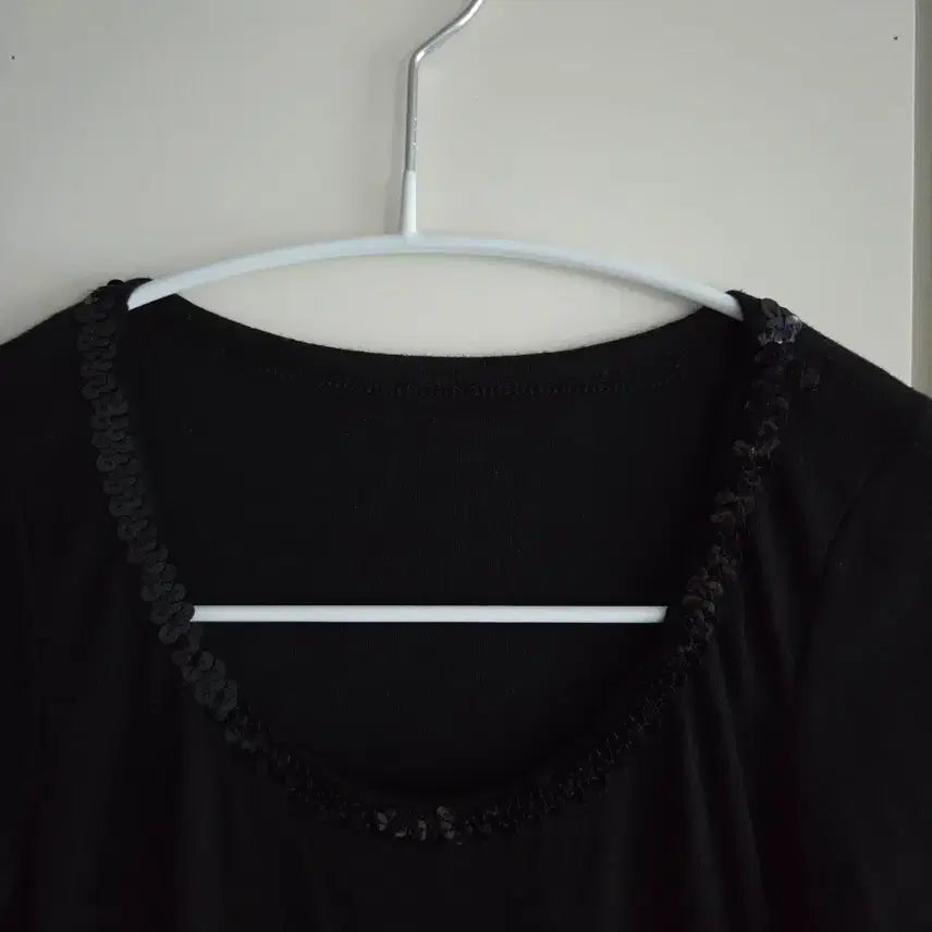 [BUNJANG] Black Sequin Long Sleeve T-Shirt &amp; Basic Black T-Shirts Set / 블랙 스팽글 장식 긴팔 티셔츠, 기본 블랙티셔츠 3개