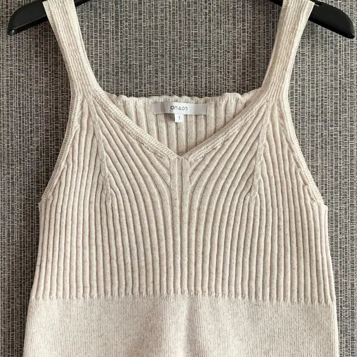 [BUNJANG] ON&amp;ON V-Neck Ribbed Knit Linen Blend Bustier Tank Top - Oatmeal, Size S / 온앤온 ON&amp;ON 브이넥 골지 니트 뷔스티에 린넨 마 나시 오트밀 민소매