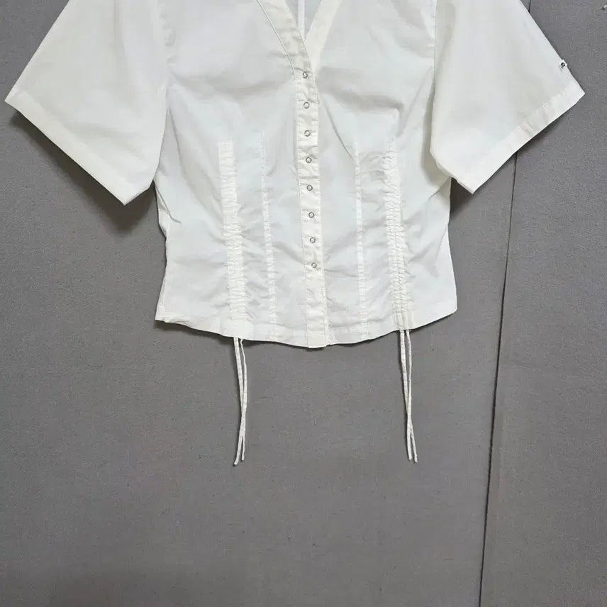 [BUNJANG] Jucy Judy V-Neck Blouse / 쥬시쥬디 브이넥 블라우스 85  n5207