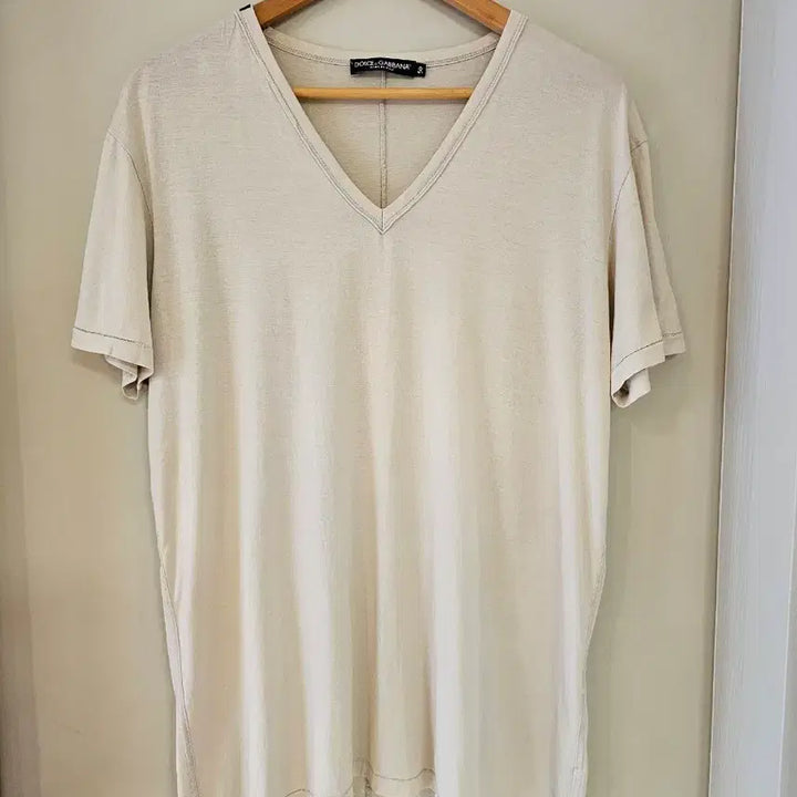 [BUNJANG] Dolce &amp; Gabbana V-Neck Plain Logo Short Sleeve T-Shirt Cream Size 50 / 돌체앤가바나 브이넥 무지 로고 반팔 티셔츠 크림50