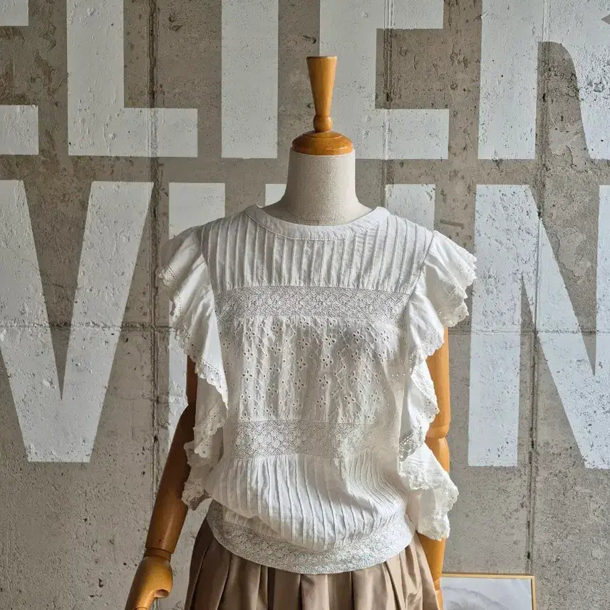 [BUNJANG] Lace Frill Sleeveless Blouse / 레이스 프릴 민소매 블라우스