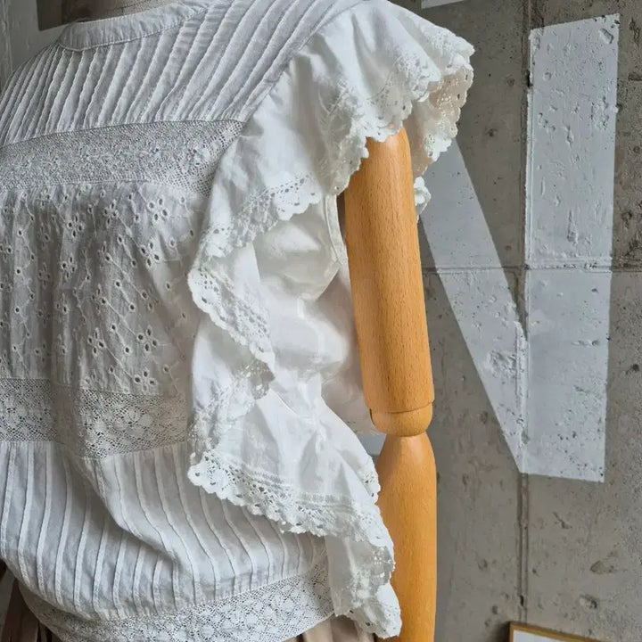 [BUNJANG] Lace Frill Sleeveless Blouse / 레이스 프릴 민소매 블라우스