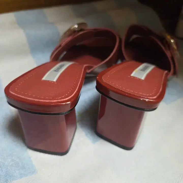 [BUNJANG] Barbara Buckle Pointed Slippers - Size 240 / 새신발_바바라 버클 포인트 슬리퍼 240