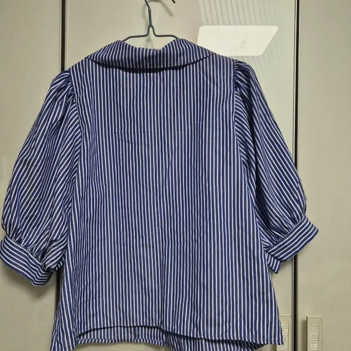 [SOLD OUT] LeShop 스트라이프 퍼프 반팔 블라우스