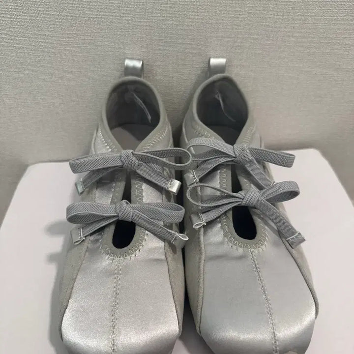 [BUNJANG] Balletcore Ribbon Banding Silver Sneakers (3cm Insole) / 발레코어 리본 밴딩 실버 스니커즈(속굽3cm/사이즈230)