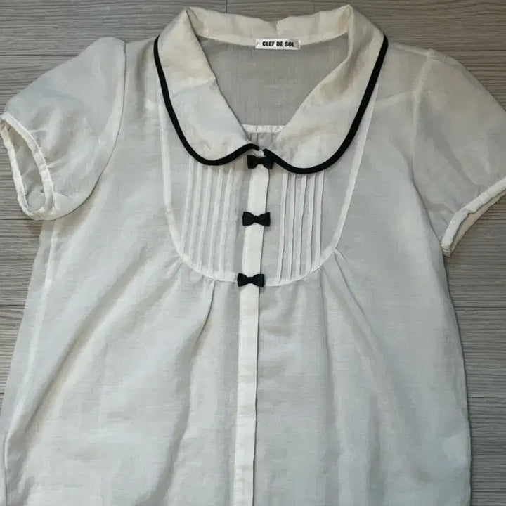 [BUNJANG] Y2K White Blouse with Ribbon Detail / 빈티지 공포게임 공겜여주 y2k 화이트 블라우스 리본포인트