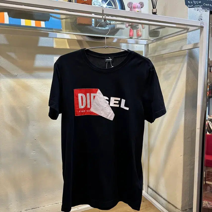[BUNJANG] Diesel Black Tape Logo T-Shirt / 디젤 블랙 테이프 텍스처 로고 프린팅 반팔 티셔츠 M
