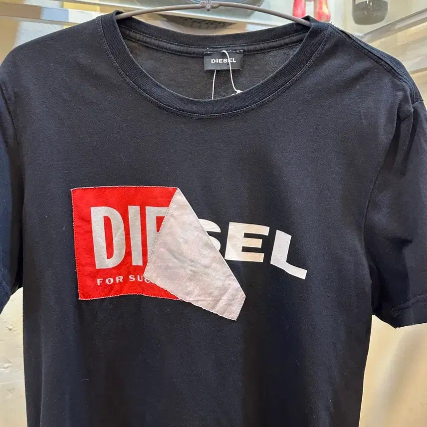 [BUNJANG] Diesel Black Tape Logo T-Shirt / 디젤 블랙 테이프 텍스처 로고 프린팅 반팔 티셔츠 M