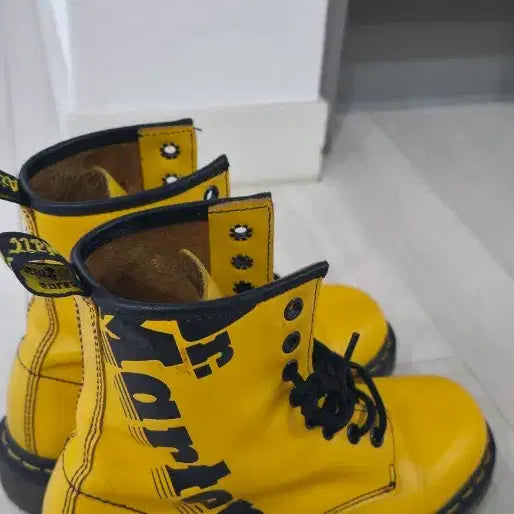 [BUNJANG] Dr. Martens Yellow Walker Boots (Size 240) / 닥터마틴240