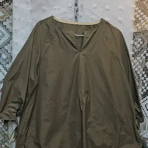 [BUNJANG] V-Neck Khaki 7-Minute Sleeve Blouse / 브이넥 카키색 블라우스 7부